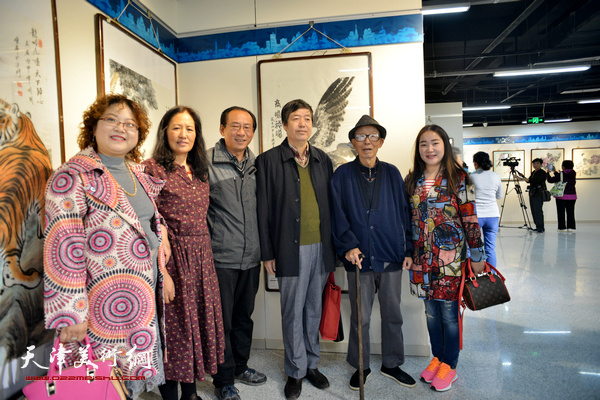 左起：张春蕾、杨秀英、郑爱民、陈元龙、李克玉、訾春花在“秋之韵”书画展上。
