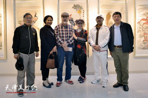 左起：李东升、单国君、张树德、吴薇、张志德、孙敬山在“秋之韵”书画展上。
