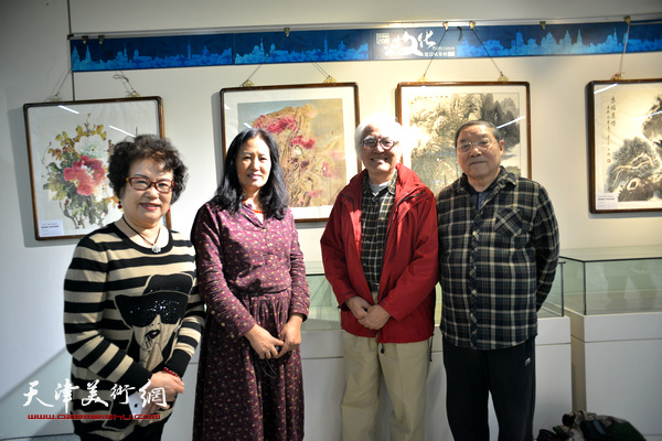 左起：张琪、杨秀英、李庆增、皇甫英杰在“秋之韵”书画展上。