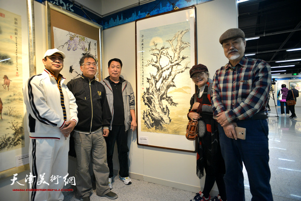 左起：张志德、李东升、王志毅、吴薇、张树德在“秋之韵”书画展上。