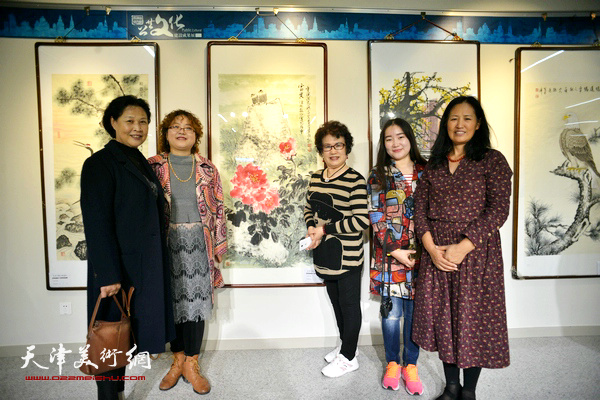 左起：单国君、张春蕾、张琪、訾春花、杨秀英在“秋之韵”书画展上。