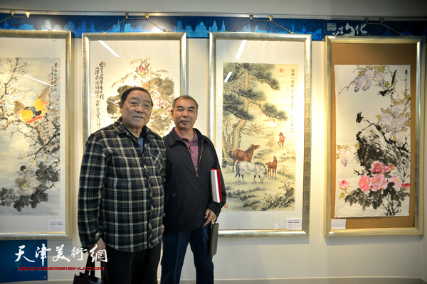 皇甫英杰、王少玉在“秋之韵”书画展上。
