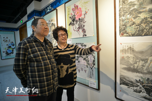 皇甫英杰、张琪在“秋之韵”书画展上。