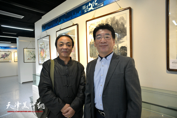 张文圣、楚岳牧在“秋之韵”书画展上。