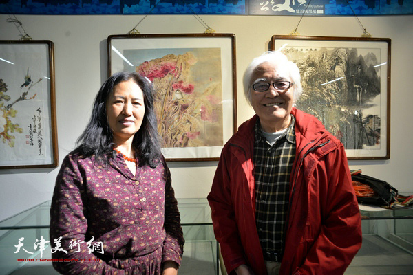 李庆增、杨秀英在“秋之韵”书画展上。