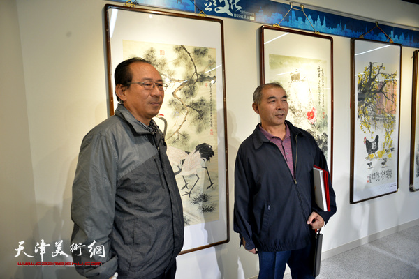 郑爱国、王少玉在“秋之韵”书画展上。