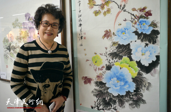 张琪在“秋之韵”书画展上。