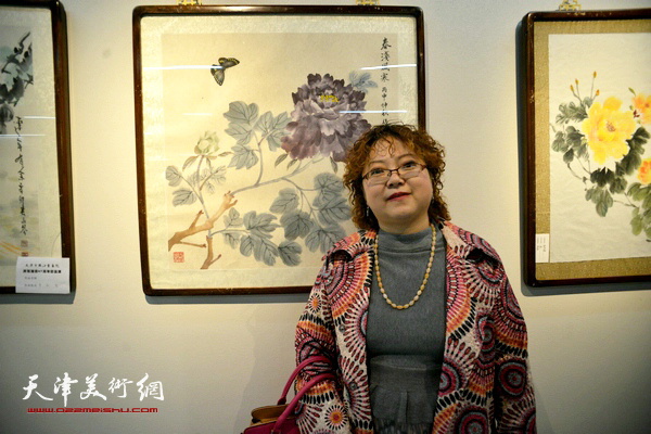 张春蕾在“秋之韵”书画展上。