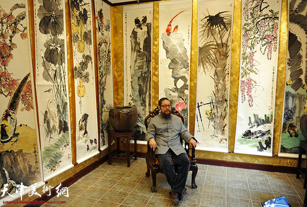 韩富华先生创作瞬间及端坐在自己的作品前的过往影像。 