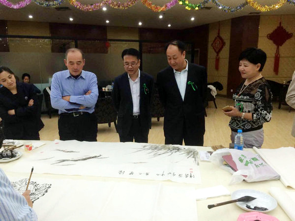 慈善书画展活动现场。