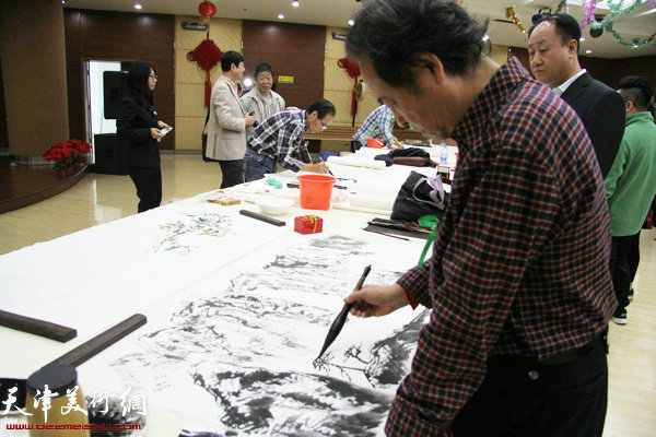 王寅在慈善书画展活动现场。