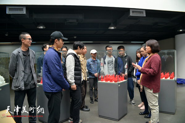天津美术学院服装染织系教授马彦霞在布展现场。