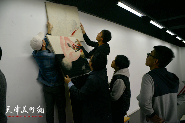 天津美术学院办学110周年设计学科教师作品展布展进行时。