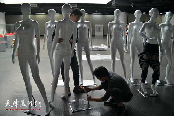 天津美术学院办学110周年设计学科教师作品展布展进行时。