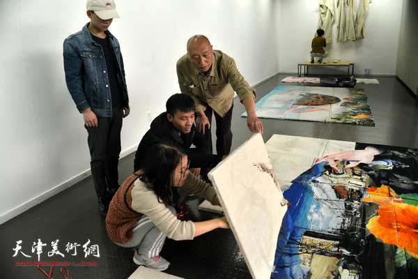 天津美术学院办学110周年设计学科教师作品展布展进行时。