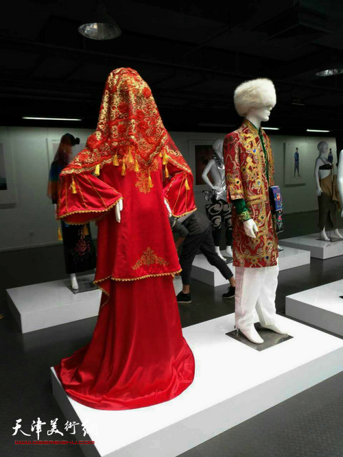 天津美术学院服装设计系教授曹敬钢设计、剪裁、制作的“撒拉情缘—撒拉族现代整体服饰形象设计2002-2016——婚礼服设计”