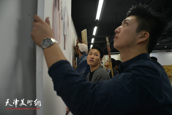 天津美术学院办学110周年设计学科教师作品展布展进行时。