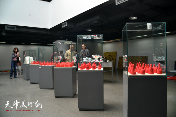 天津美术学院办学110周年设计学科教师作品展布展进行时。