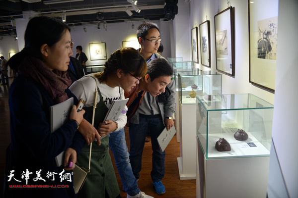 观天地—天津美术学院教师书画作品展10月10日在鸿德艺术馆拉开帷幕。