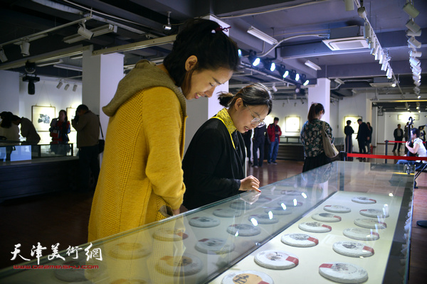 观天地—天津美术学院教师书画作品展10月10日在鸿德艺术馆拉开帷幕。