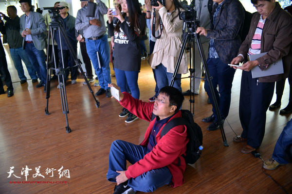 观天地—天津美术学院教师书画作品展10月10日在鸿德艺术馆拉开帷幕。