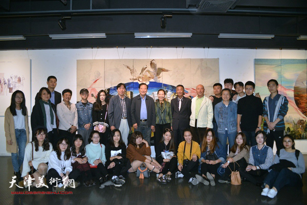 孙海麟、邓国源、蒋宗文、宋桂展、朱医乐、王庆功、韩丽英等与同学们在作品展现场。