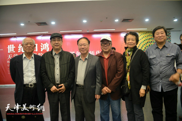 左起：马常山、何洁、庞黎明、朱小平、田沛荣、彭军在作品展现场。