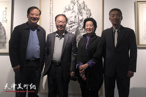 孙海麟、曹秀荣、邓国源、庞黎明在作品展现场。