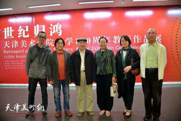 左起：王深、陈重武、孙贵璞、韩丽英、马彦霞、朱医乐在作品展现场。
