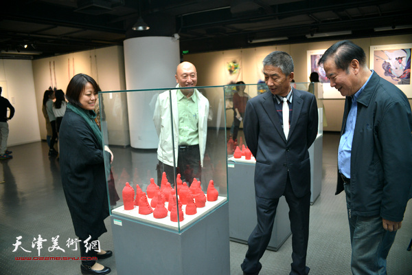 孙海麟、邓国源、朱医乐、马彦霞在作品展现场。