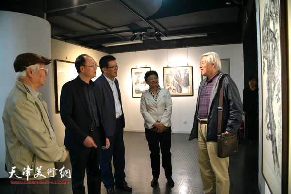 蒋宗文、胡钟华、赵万东、贺建国、路福林在作品展现场。