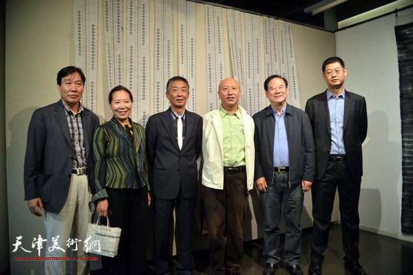 左起：王庆功、韩丽英、邓国源、朱医乐、孙海麟、宋桂展在作品展现场。