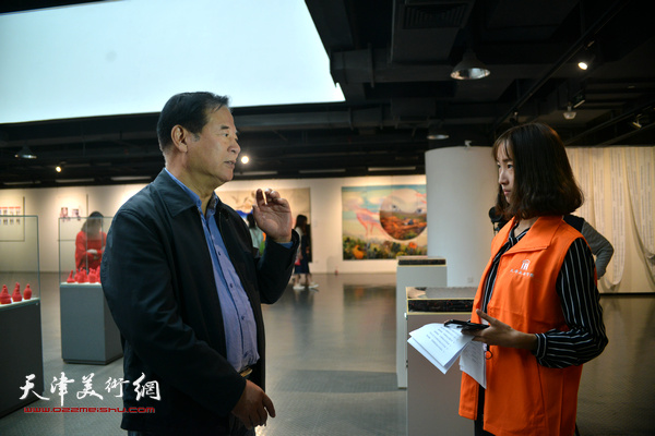 孙海麟接受天津美院小记者的采访。