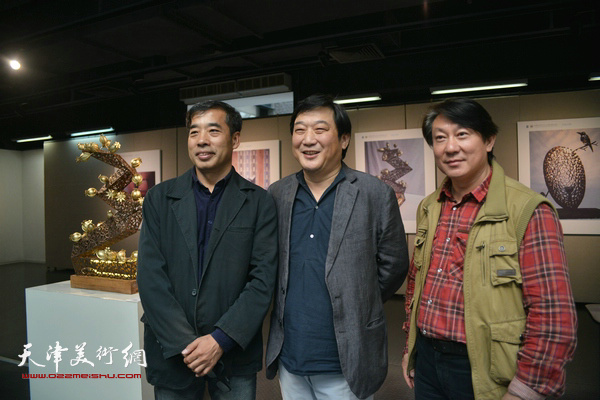 左起：陆家明、赵廼龙、主云龙在作品展现场。