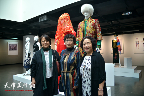 左起：马彦霞、李娜、李秀琴在作品展现场。