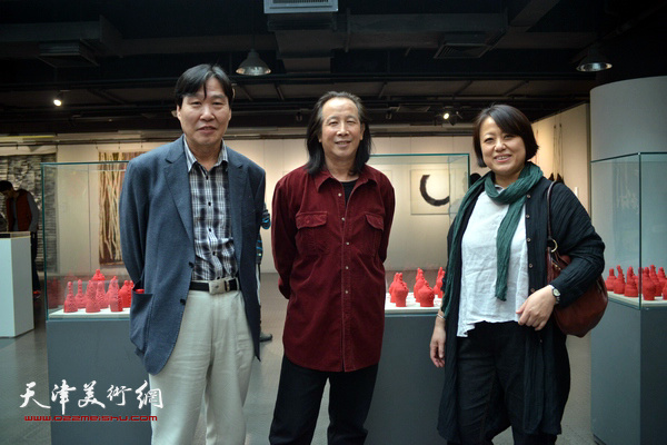 左起：王庆功、周世麟、马彦霞在作品展现场。