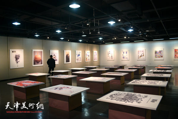 天津美术学院办学110周年教师作品展天津展区现场。