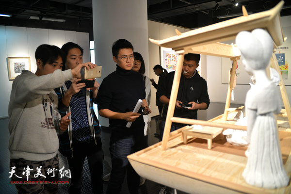 天津美术学院办学110周年教师作品展天津展区现场。