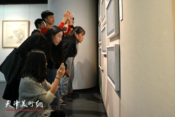 天津美术学院办学110周年教师作品展天津展区现场。