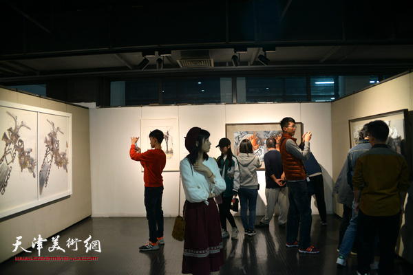 天津美术学院办学110周年教师作品展天津展区现场。