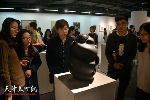 天津美术学院办学110周年教师作品展天津展区现场。