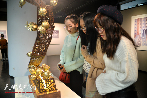 天津美术学院办学110周年教师作品展天津展区现场。