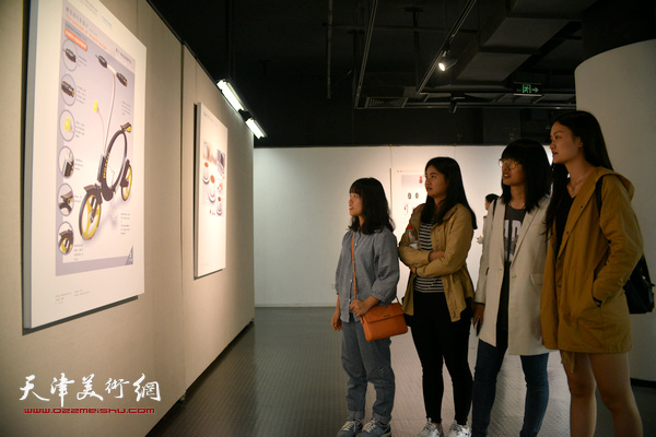 天津美术学院办学110周年教师作品展天津展区现场。