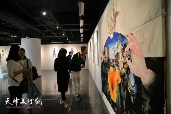 天津美术学院办学110周年教师作品展天津展区现场。