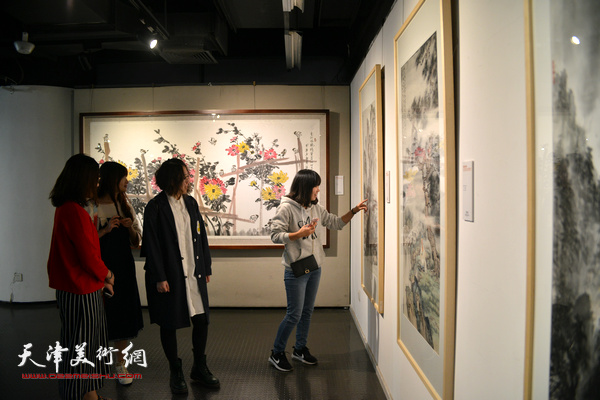 天津美术学院办学110周年教师作品展天津展区现场。