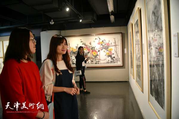 天津美术学院办学110周年教师作品展天津展区现场。