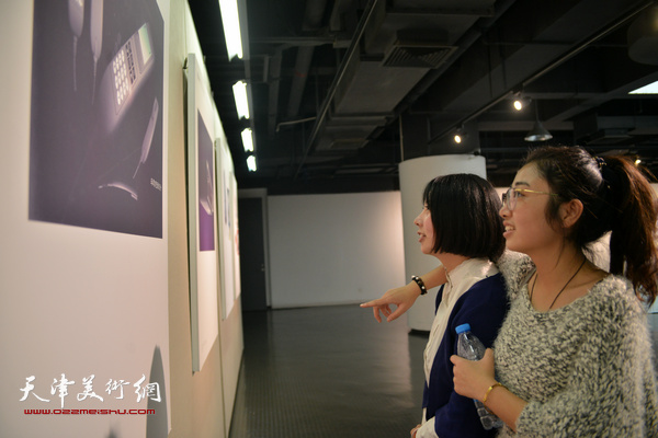 天津美术学院办学110周年教师作品展天津展区现场。