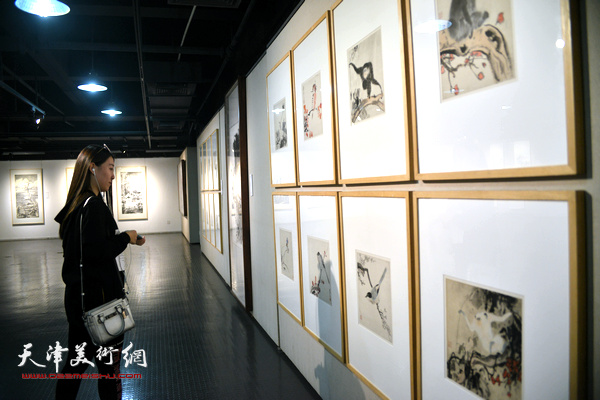 天津美术学院办学110周年教师作品展天津展区现场。