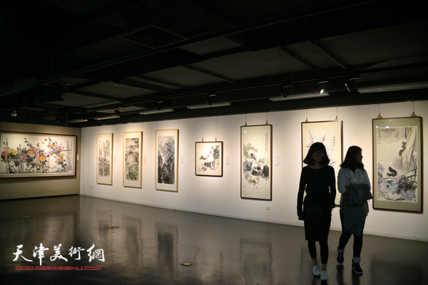 天津美术学院办学110周年教师作品展天津展区现场。