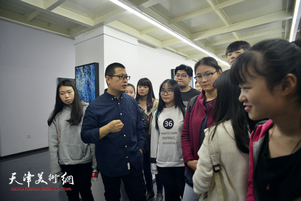 陈澈在画展现场向来宾介绍作品。